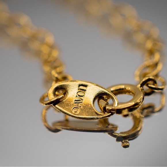 Vintage 1970s Avon Cameo Pendant Necklace - Picture 8 of 9